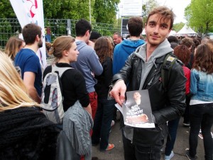 Distribution de flyers Alex Sorres au festival du Printemps de Bourges devant les concerts du W