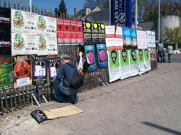 Pose d'affiches au festival du Printemps de Bourges