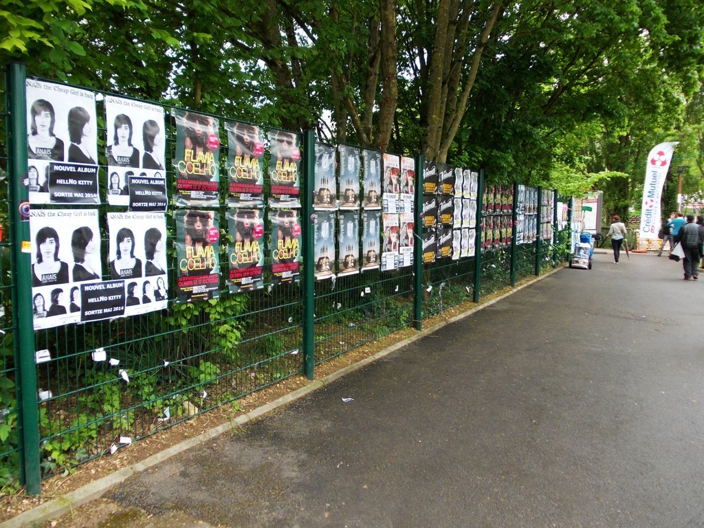 Pose d'affiches Anais, Flavia Coelho et Jardin du Michel dans l'espace pro du festival du Printemps de Bourges