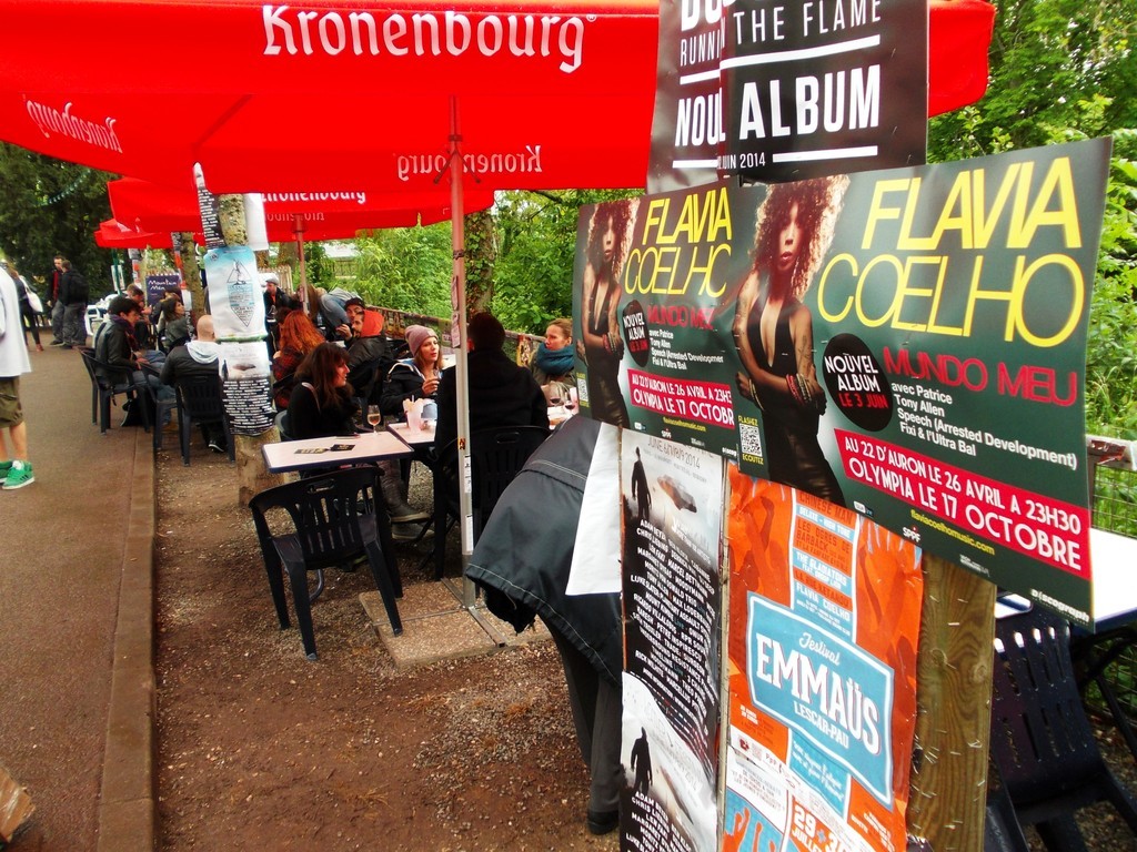 Pose d'affiches Flavia Coelho au bar des professionnels du festival du Printemps de Bourges