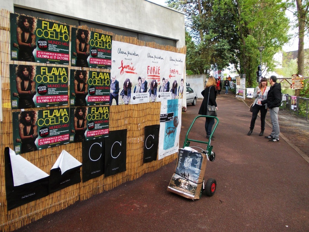 Pose d'affiches Flavia Coelho dans l'espace pro au festival du Printemps de Bourges