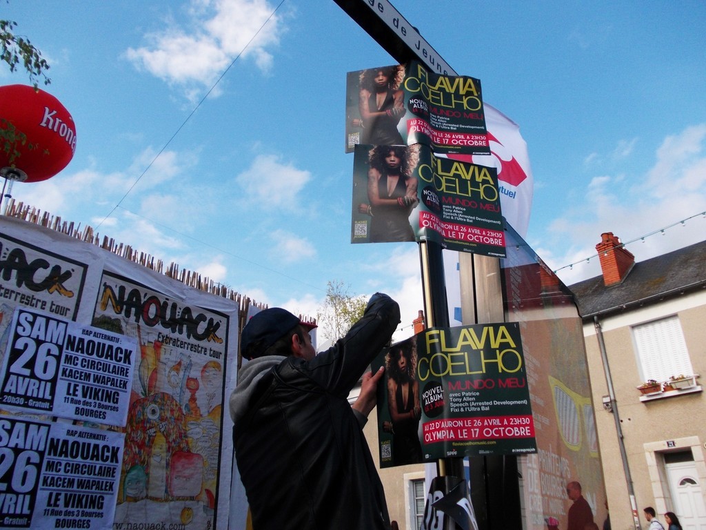 Pose d'affiches Flavia Coelho en boarding au festival du Printemps de Bourges
