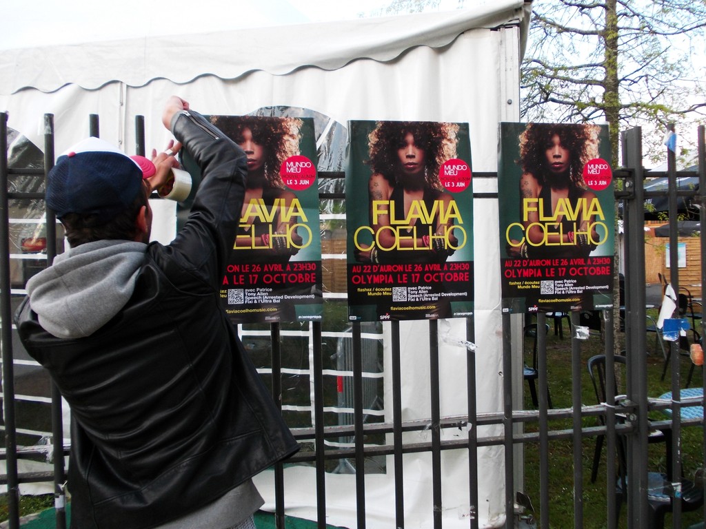 Pose d'affiches Flavia Coelho au festival du Printemps de Bourges