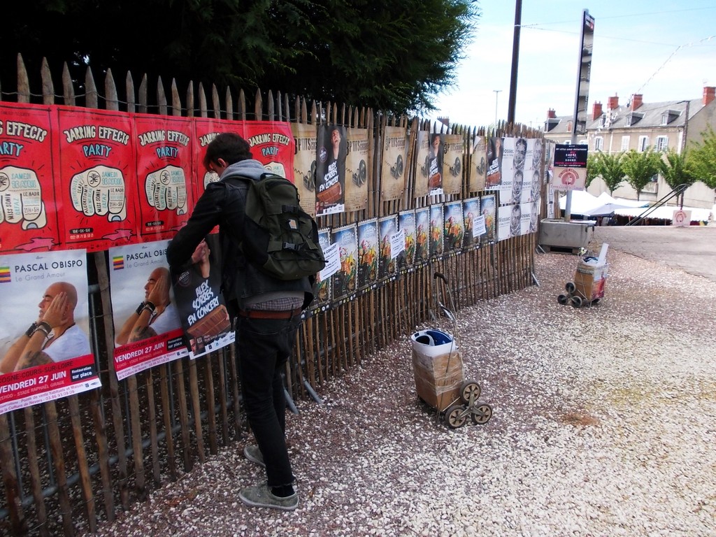 Pose d'affiches Alex Sorres au festival du Printemps de Bourges
