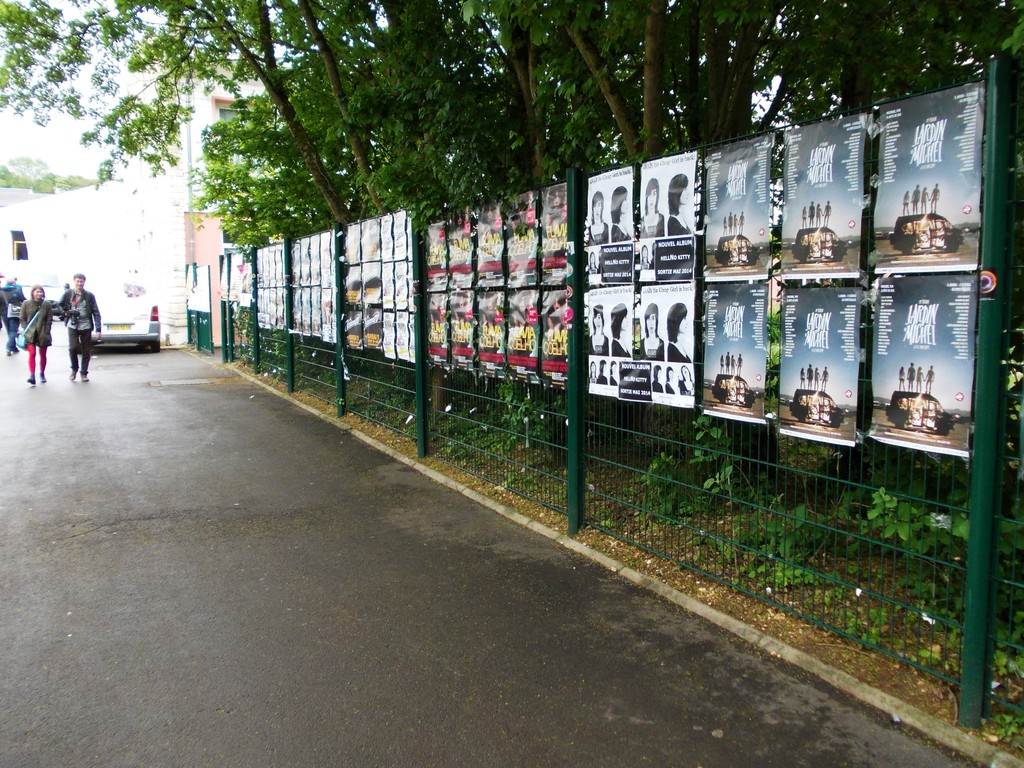 Pose d'affiches Jardin du Michel, Anais et Flavia Coelho dans l'espace pro du festival du Printemps de Bourges