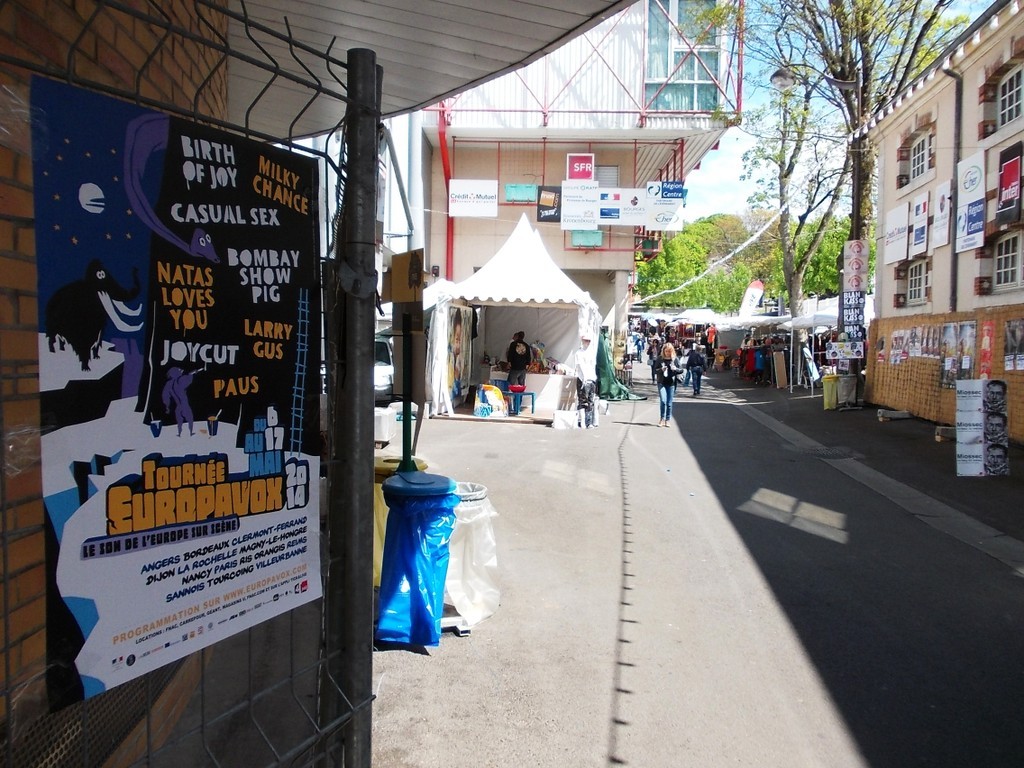 Pose d'affiches Europavox au festival du Printemps de Bourges