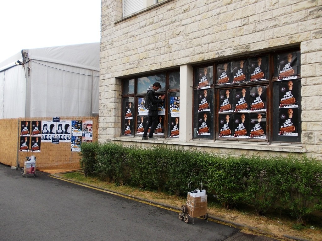 Pose d'affiches Alex Sorres, Europavox et Anais dans l'espace des professionnels au festival du Printemps de Bourges