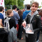 Distribution de flyers Alex Sorres au festival du Printemps de Bourges devant les concerts du W