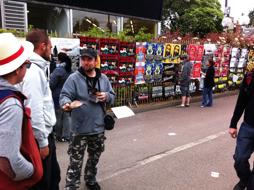Distribution de flyers au festival du Printemps de Bourges devant les concerts du W