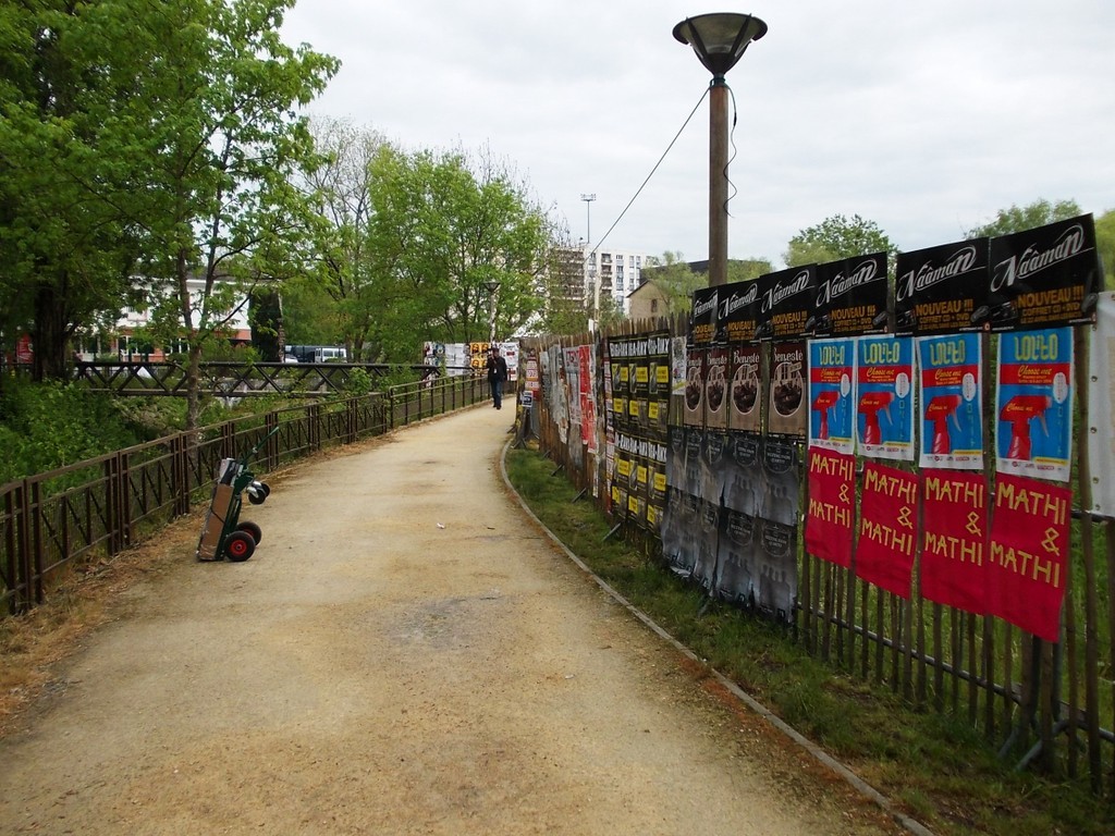 Pose d'affiches devant l'entrée des professionnels du W au festival du Printemps de Bourges