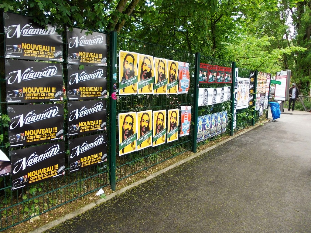 Pose d'affiches dans l'espace pro du festival du Printemps de Bourges