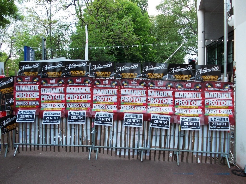Pose d'affiches au festival du Printemps de Bourges