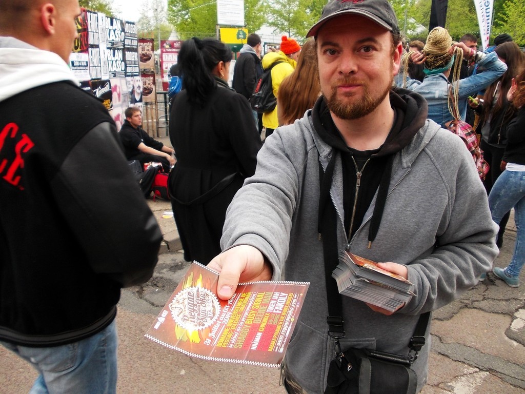 Distribution de flyers par Street Dispatch au festival du Printemps de Bourges devant le W