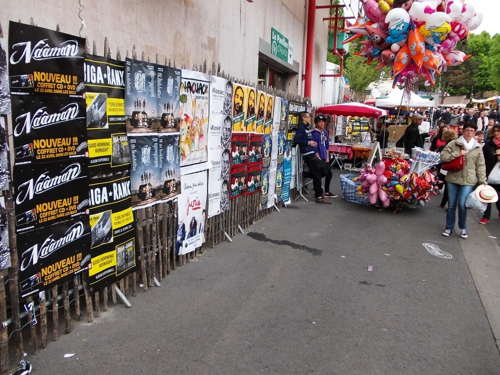 Pose d'affiches au festival du Printemps de Bourges