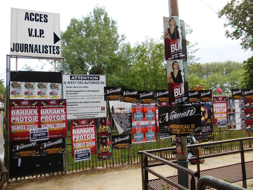 Pose d'affiches dans l'espace pro du festival du Printemps de Bourges