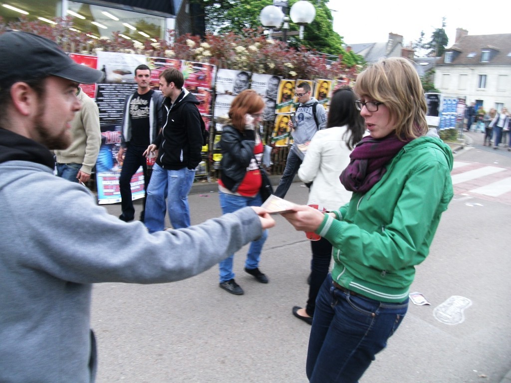 Distribution de flyers au festival du Printemps de Bourges devant le W