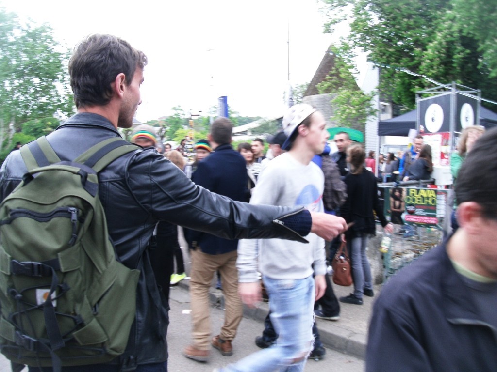 Distribution de flyers au festival du Printemps de Bourges devant le W