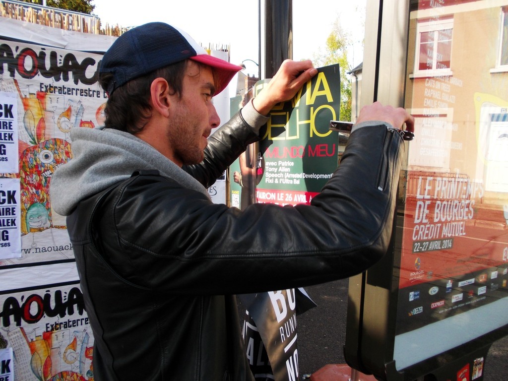 Photos d'affichages pour Flavia Coelho en boarding au festival du Printemps de Bourges