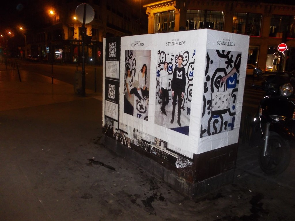 Affichage sauvage pour Maison Standards devant la boutique Replay rue Étienne Marcel à Paris