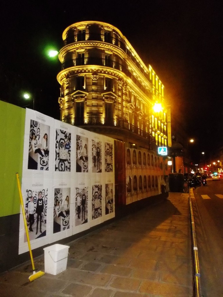 Affichage sauvage pour Maison Standards devant La Samaritaine à Paris