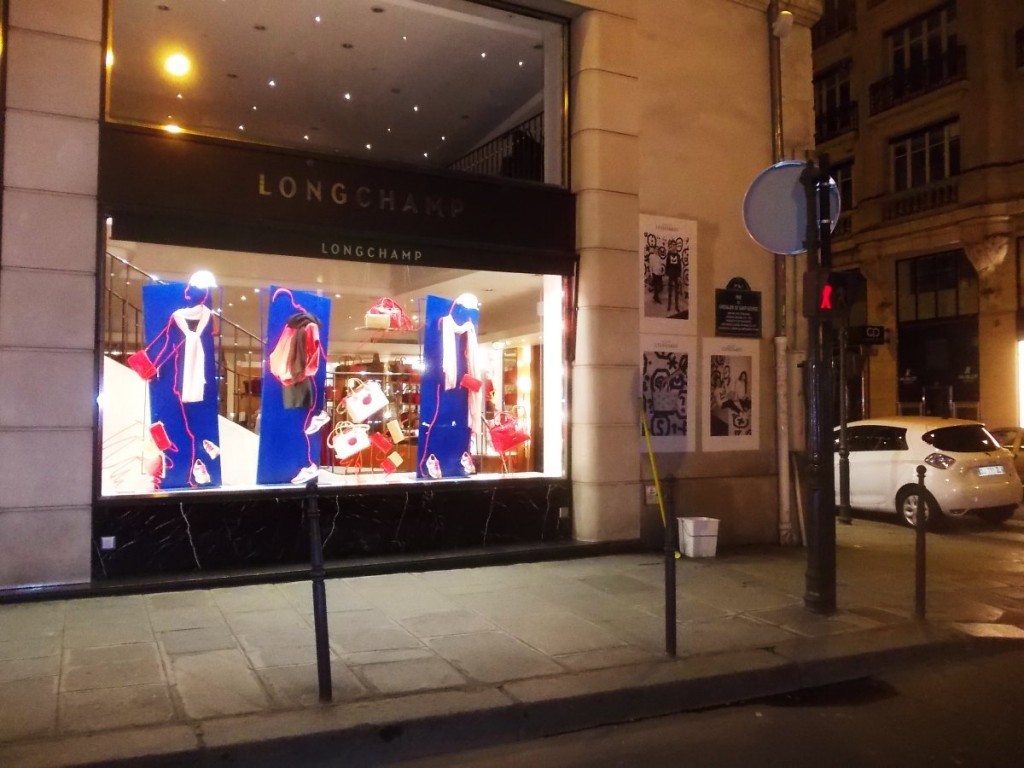 Affichage sauvage pour Maison Standards à coté de Longchamp de la rue Saint-Honoré à Paris