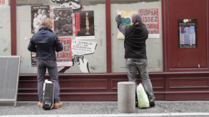Pose d’affiches en street marketing par l’équipe de Street Dispatch dans le quartier latin à Paris
