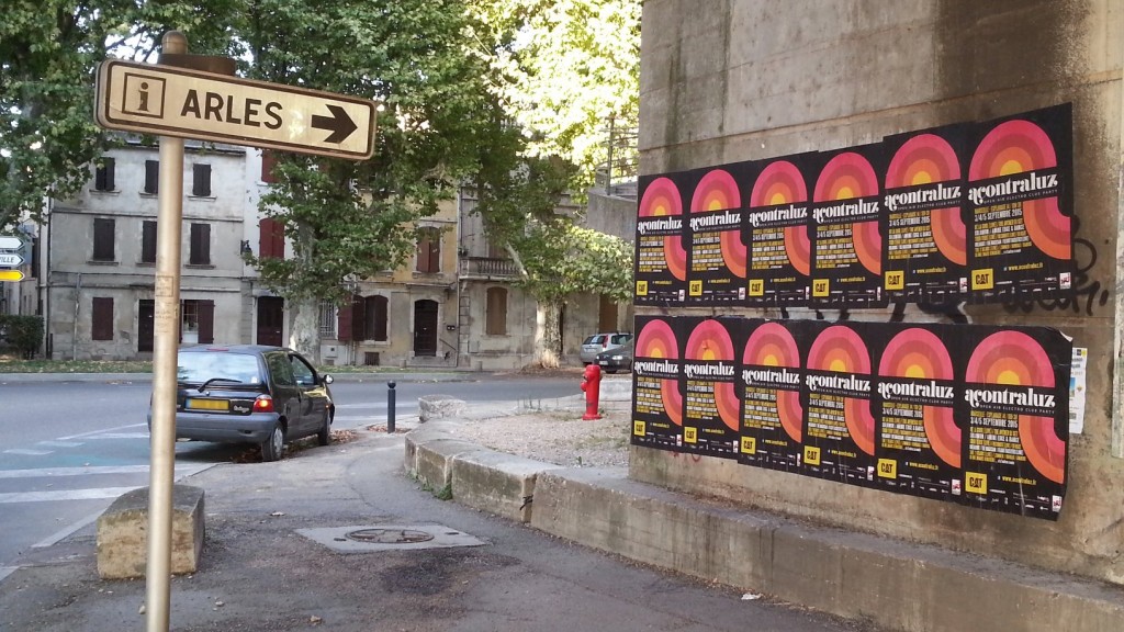 Affichage sauvage à Arles pour le festival Acontraluz