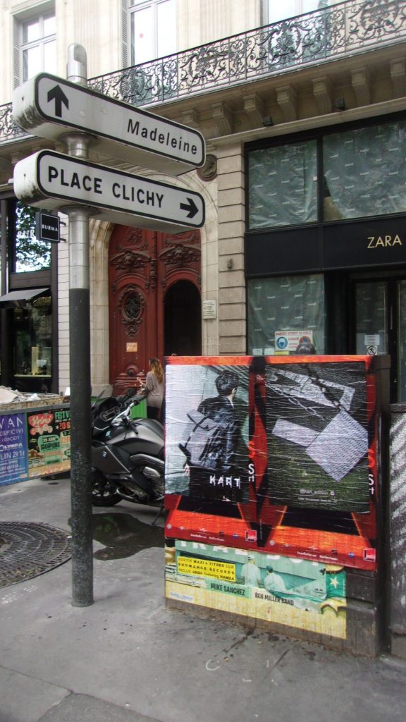 Affichage sauvage pour KART pendant la fashion week à Paris devant chez Zara et Burma