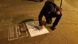 Un pochoir de street art marketing pour la marque My Jolie Candle sur un trottoir à Paris