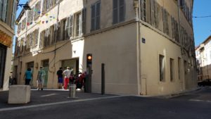 Emplacement publicitaire à Avignon à l’angle de la rue de la Bonneterie, des Teinturiers et des Lices.