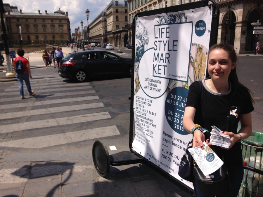 Un Témoin Dans La Ville Distribution Distribution de flyers à Paris et grandes villes - Street Dispatch