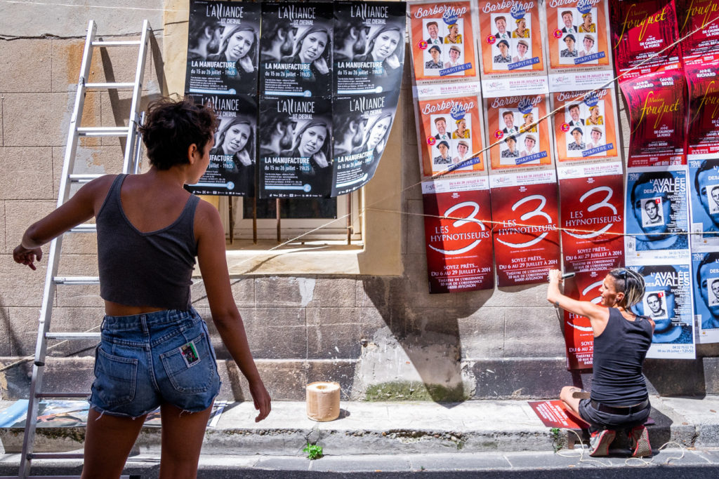 Affichage pour des spectacles de théâtre sur le festival d'Avignon