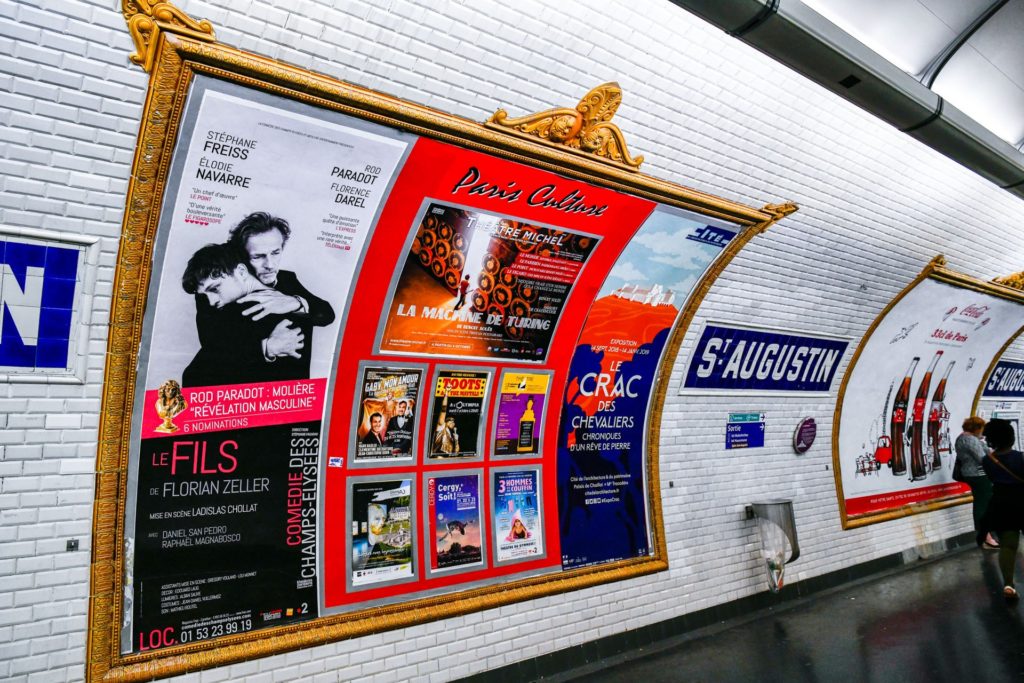 Affichage d’une publicité dans le métro sur le réseau Paris Culture pour le spectacle Gaby Mon Amour au Théâtre Dejazet les 24 et 25 septembre 2018.