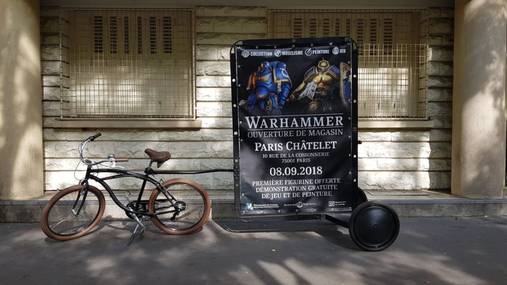 Vélo publicitaire d’affichage mobile urbain pour l’ouverture du magasin Warhammer du Châtelet à Paris.
