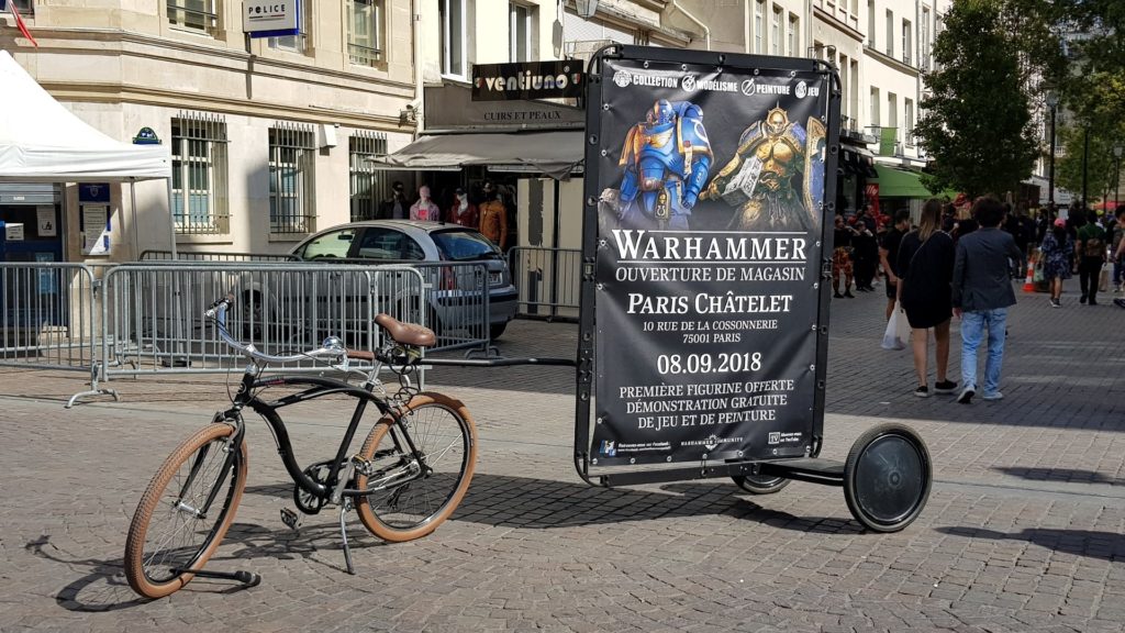 Vélo publicitaire d’affichage pour l’ouverture d’un magasin Warhammer dans le quartier des Halles à Paris.