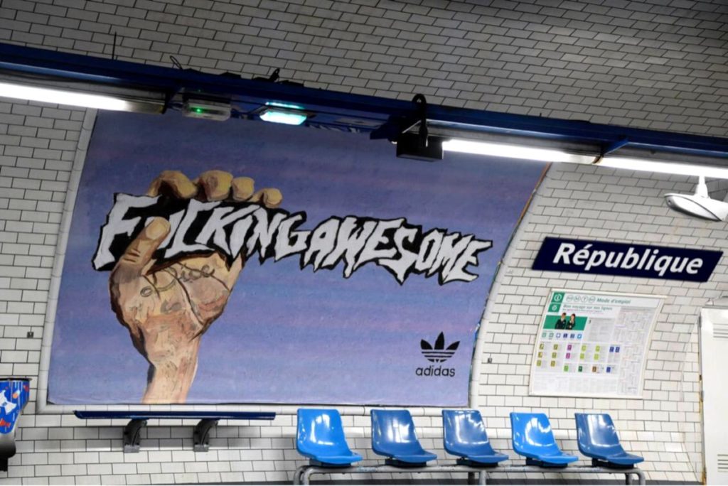 Affichage sur les quais du métro parisien