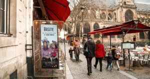 Réseau d'affichage protégée pour de la publicité extérieure sur des commerces du centre-ville pour la promotion des concerts du groupe de musique Brigitte