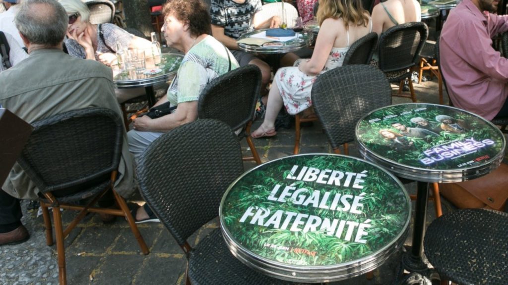 Mediatables un media outdoor – affiches sur les  tables des cafés, dans les lieux de vies et de passage.