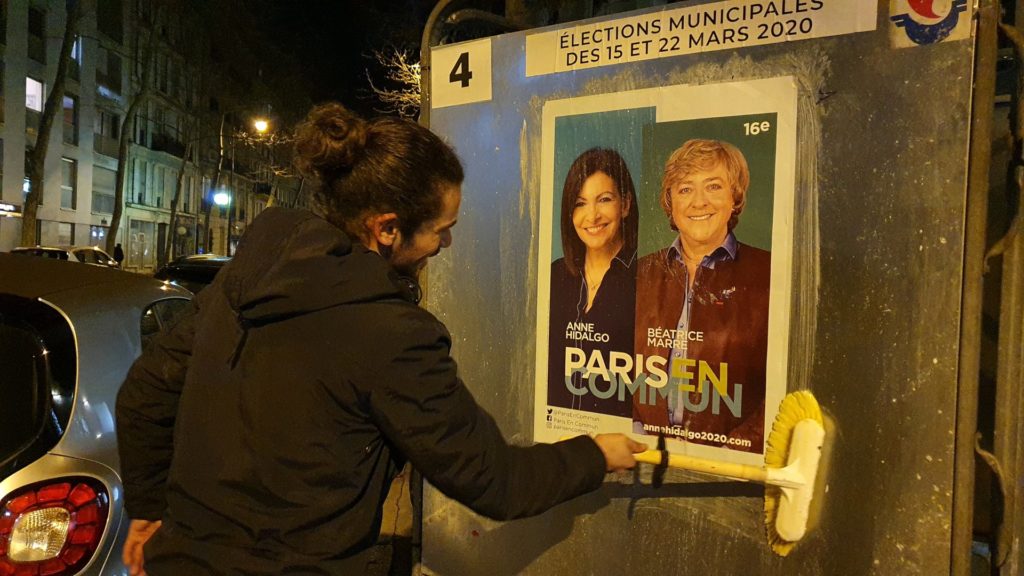 Collage d'affiches pour les élections sur les panneaux électoraux officiels