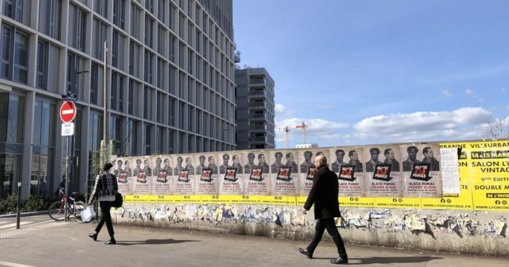 Street marketing – un affichage sauvage à Lyon pour Black Pumas