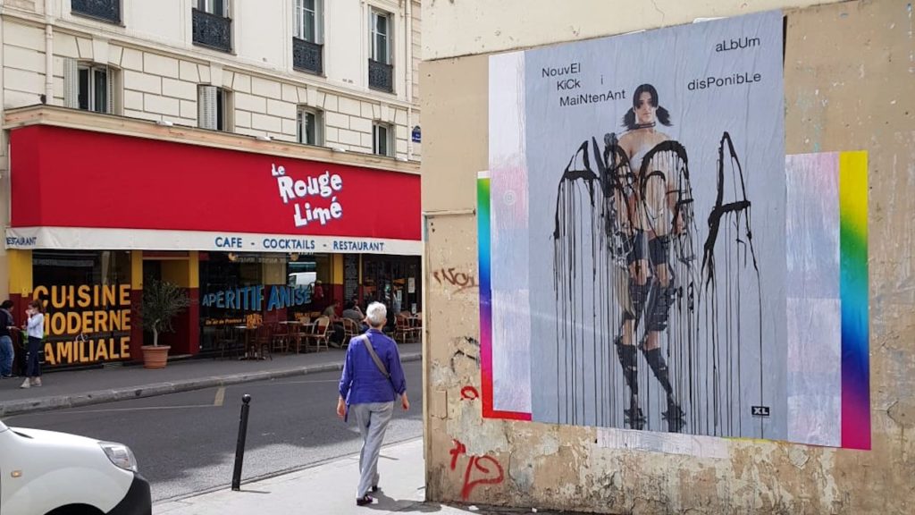 Affiche sauvage à Paris d'un poster large pour Arca