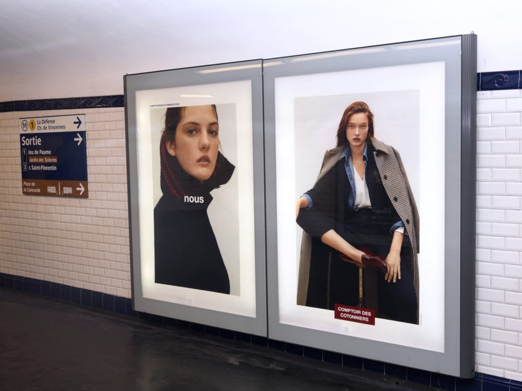 Affiche de publicité rétroéclairée sur le réseau Flash Shopping du métro parisien