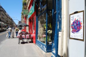 Réseau de cadres d'affichage urbain à Paris pour le festival des cultures juives sur une devanture de boutique