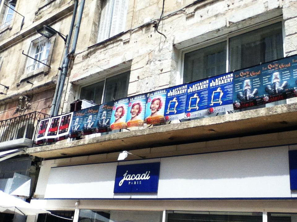 Pose d'affiches sur les balcons à Avignon pour les spectacles du Théâtre des 3 Soleils