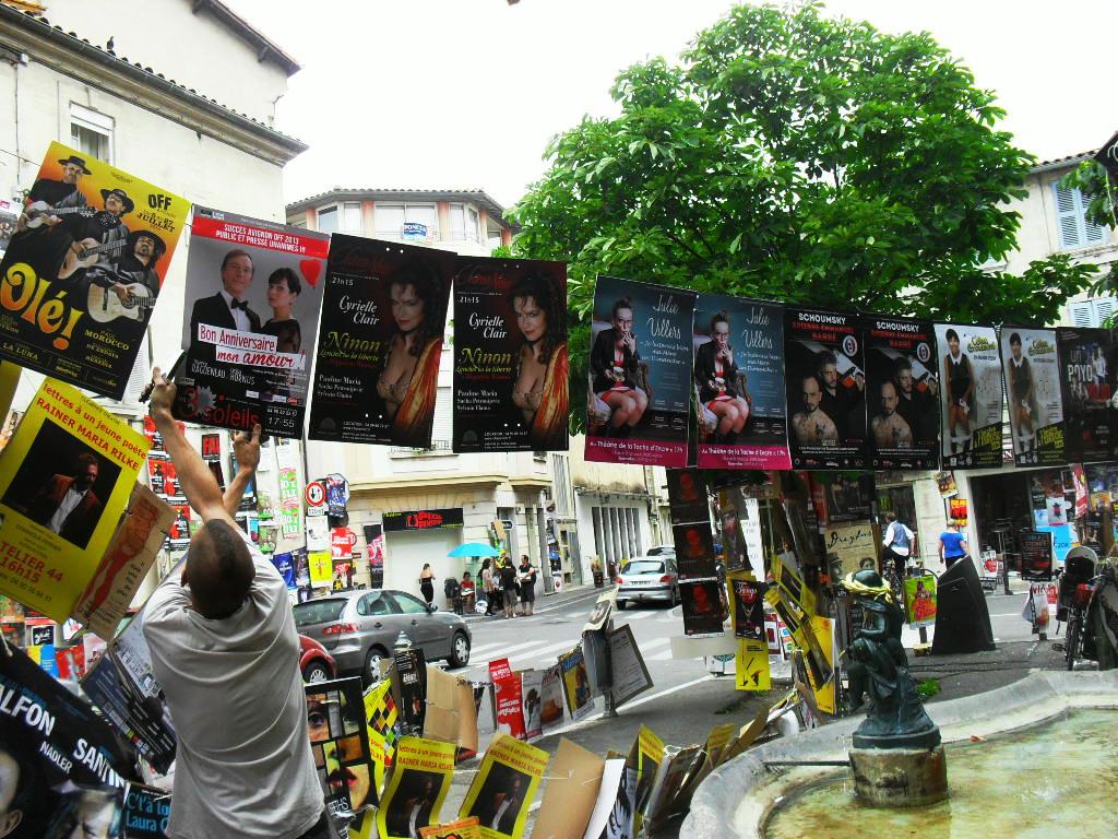 Pose d'affiches dans la ville pendant le festival d'Avignon pour les spectacles de théâtre