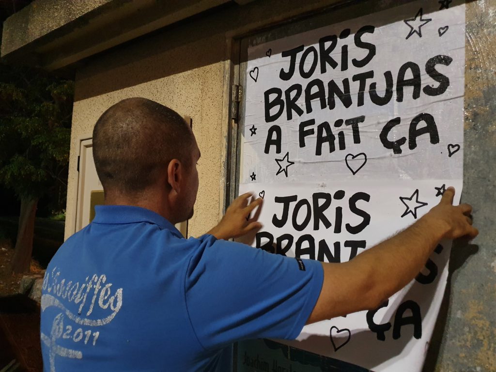 Photos d'affichages d'une ntervention urbaine avec une affiche « Joris Brantuas à fait ça »