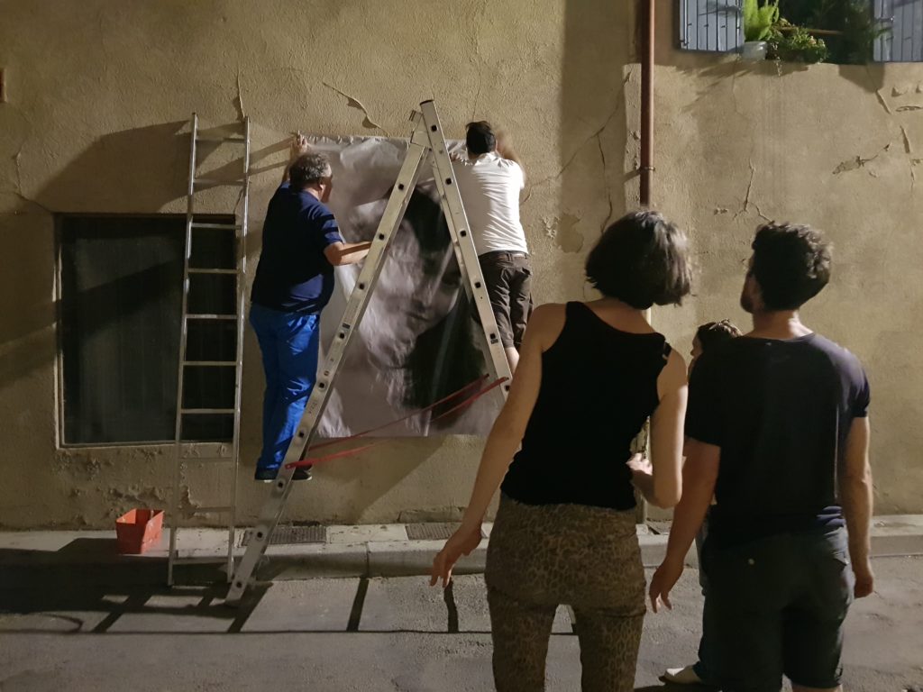 Intervention urbaine d'affichage pendant les Rencontres de la Photographie d'Arles