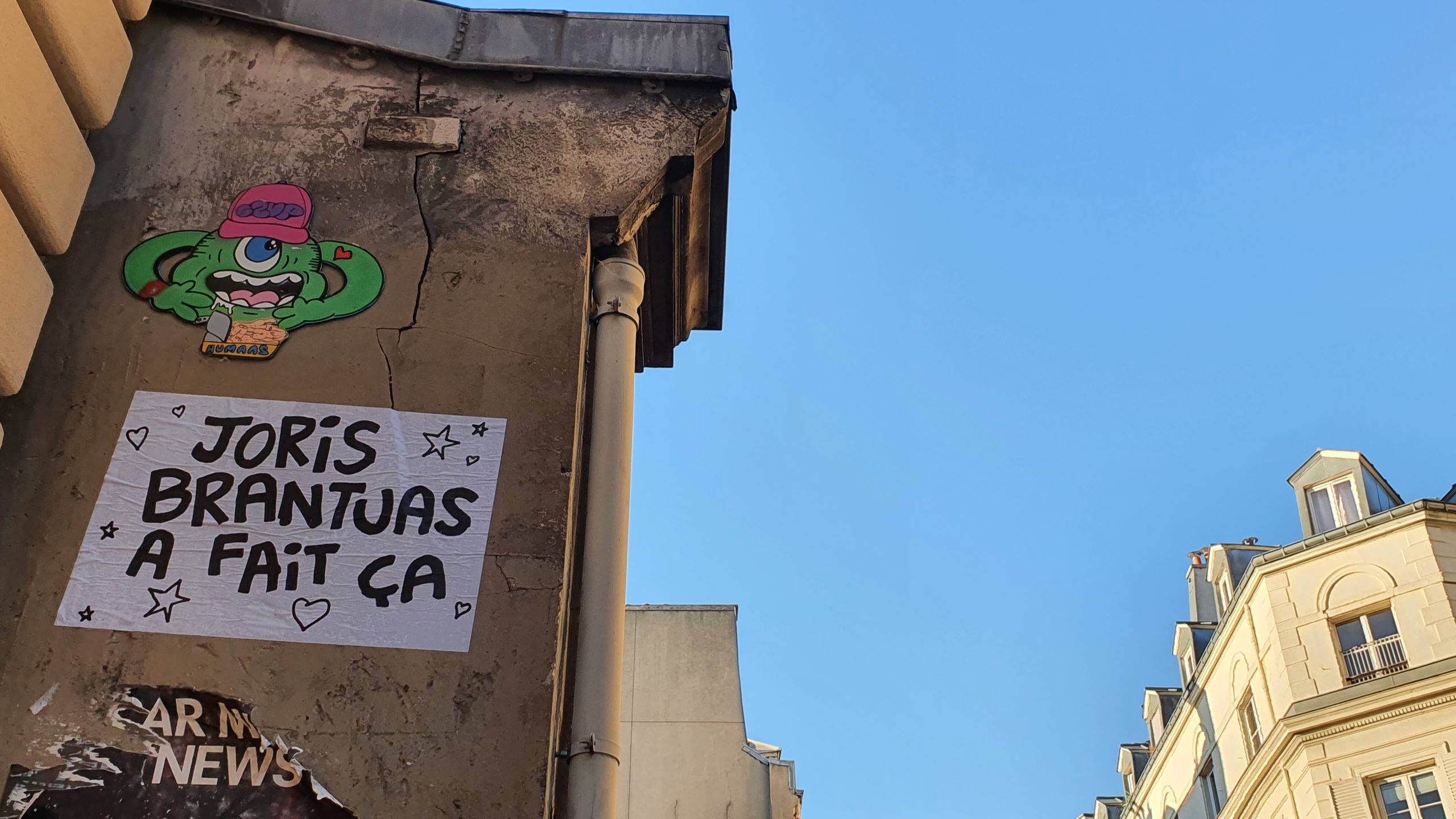 Intervention urbaine à Paris avec une affiche "Joris Brantuas à fait ça" de l'artiste Joris Brantuas