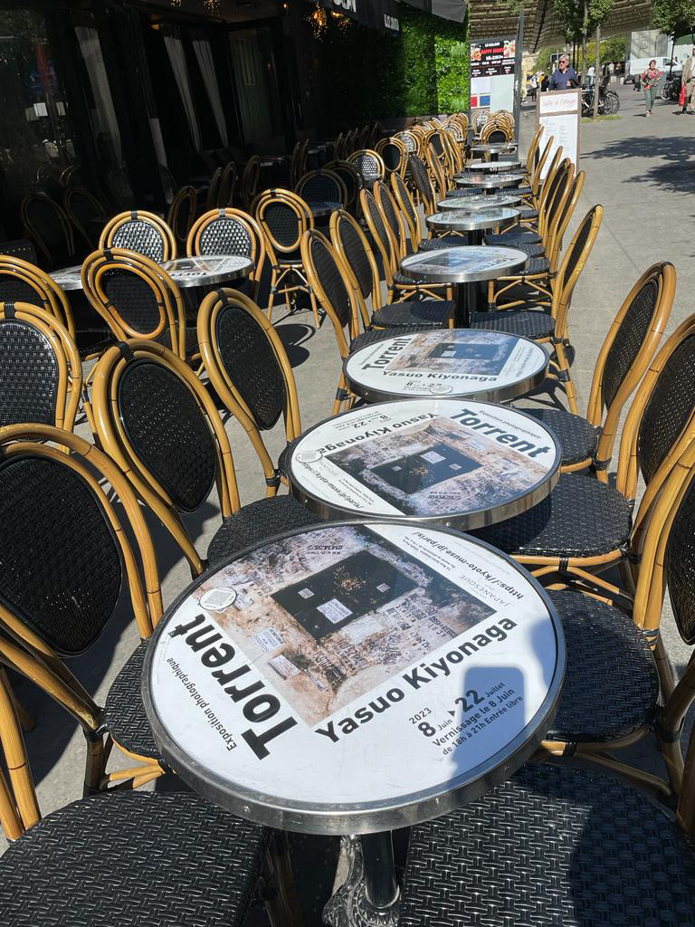 Mediatables publicité outdoor sur tables publicitaires dans les bars et les restaurants pour l'exposition Torrent de Yasuo Kiyonaga