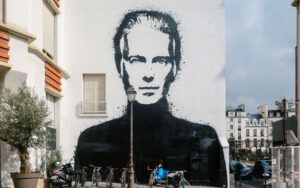 Publicité de street art pour une marque sur Le Mur du Marais à Paris en face du Café La Perle et de la rue Vieille du Temple